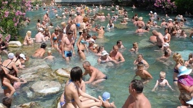 Pamukkale'de antik havuzda yüzün.