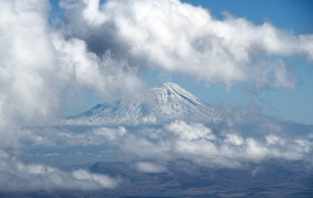Ağrı Dağı'nın zirvesine çıkmak.