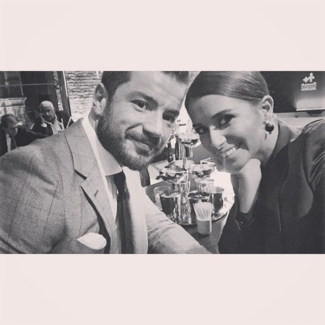 Fotoğrafın altına Sellindrella nickli takipçisi "Kadın kocam derken, yazarken kendinden geçiyor ya bu nedir? Kızım evde kalmazdın sen zaten. Allah mesut etsin" yazdı.