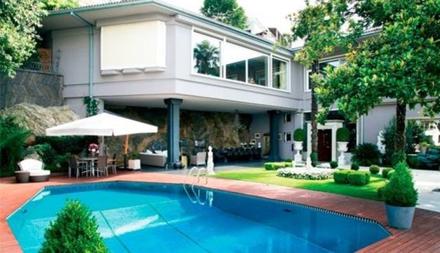 Dizinin başrollerini paylaşan Tuba Büyüküstün ile Engin Akyürek, Ortadoğu'da çok popüler oldukları için İstanbul'a gelen Arap turistler eve akın etmiş; hatta evi, Feryal Hanım'dan ünlü olmuştu. -