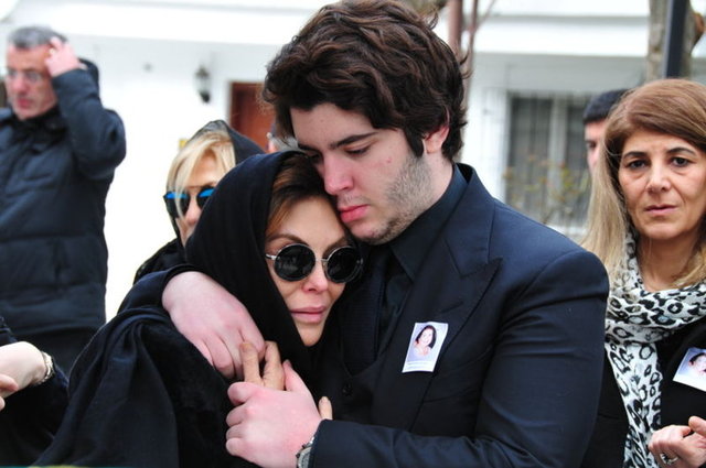 Oğlu Aslan'ı eğitim için Los Angeles'a yollayan Feryal Hanım, evde annesi Nihal Sarımuratoğlu ile yaşamaya başlamıştı. Geçen ay annesi de vefat edince, evden taşınmaya karar verdi. -