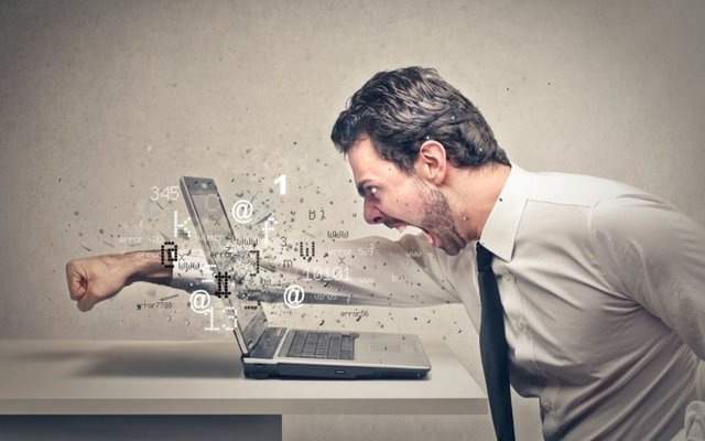 Kadınların son yıllarda elde ettikleri kazanımlara rağmen hemen hemen her alandaki (aile, para, politika) güç dengelerini erkekler yönlendiriyor.