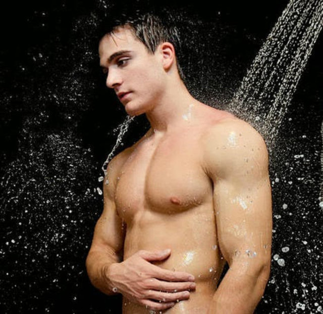 AÜ Tıp Fakültesi Dermatoloji Anabilim Dalı Öğretim Üyesi Prof. Dr. Rana Anadolu, insan derisinin son derece hassas olduğunu ve salgı bezlerinin ürettiği yağ ile terden oluşan bir örtü sisteminden oluştuğuna dikkati çekerek, şöyle devam etti: