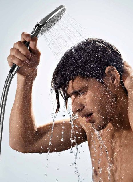 Deri kuruluğunun ilerlemesi halinde kaşıntının şiddetinin artacağını, ciltte şişme, tahriş ve çatlama gibi olumsuzlukların görülebileceğini dile getiren Anadolu...  -