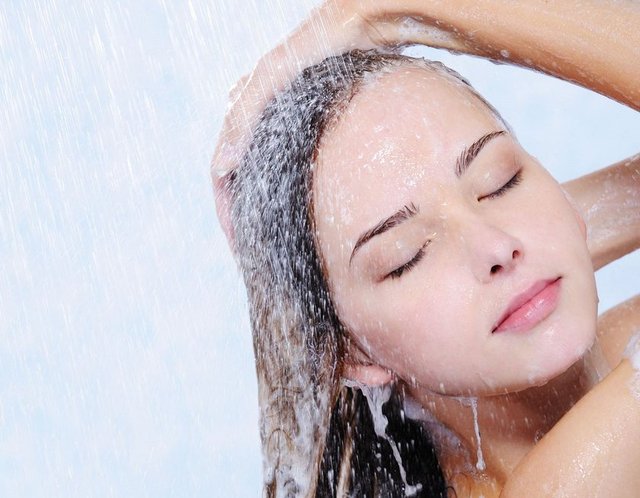 SIK YIKANMANIN ZARARLARI - Hekimler, sık yıkanmanın yarattığı sorunu şöyle özetliyor: