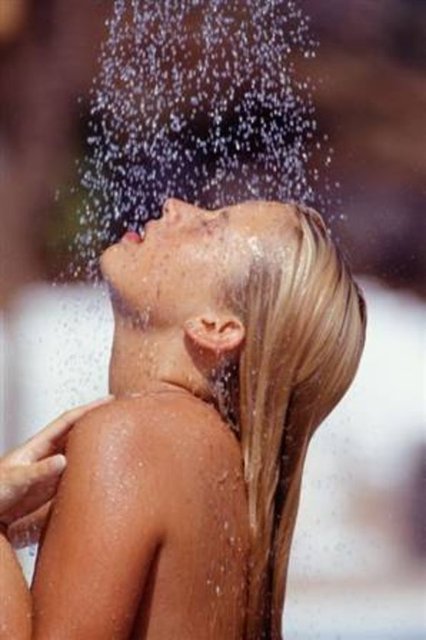 "Sık banyo yapmak, sıvı sabun ve duş jelleri gibi kuvvetli deterjan özelliğine sahip temizleyiciler kullanmak, sıcak suyla yıkanmak, ciltteki kuruluğu daha da artırıyor" dedi.