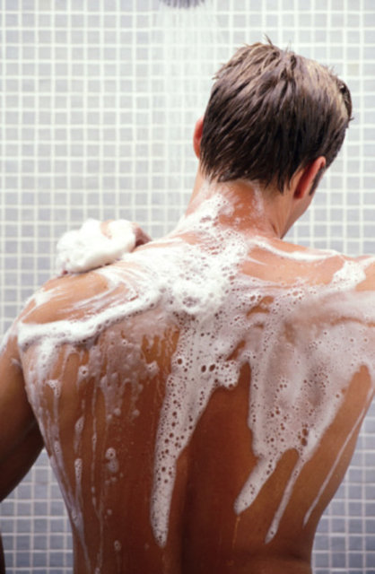 "Bu örtünün çamaşır veya bulaşık yıkarcasına güçlü bir deterjanla tamamen sökülüp atılması deriyi hırpalıyor. Normal sabunların ph'ları cilt yapısına uygun değil. Derinin florasını bozuyor ve bazı bakteri ve mantarların çoğalması için ortam hazırlıyor."