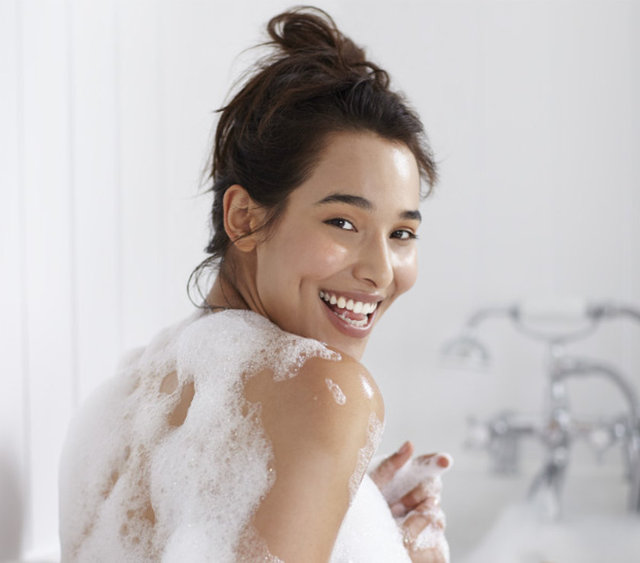 Ankara Üniversitesi (AÜ) Tıp Fakültesi Dermatoloji Anabilim Dalı Öğretim Üyesi Prof. Dr. Rana Anadolu, banyo yapmanın ciltteki nem miktarının azalmasında önemli bir etken olduğunu belirterek...