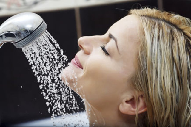 Bu ürünler, ph ve asit açısından deriye zarar vermeyecek şekildedir. Temizleyicinin üstünde 'simbet' olup olmadığı yazar. Simbetler çok güçlü deterjan özelliğine sahip değiller. Bu yüzden, bunların kullanılmasını öneriyoruz" şeklinde konuştu.