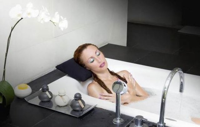 -Banyo sonrasında nemlendiriciler kullanılmalı. Nemlendiriciler, derinin özelliğine göre seçilmelidir. Bunun için pahalı ürünlere de gerek yok. Her yerde rahatlıkla bulunabilen ve çok ucuz olan 'vazalin" kullanılabilir.