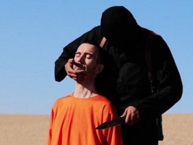 17 yaşındaki kardeşi Aseel ile birlikte Türkiye üzerinden Suriye'ye giden Muthana, Suriye'de öğrendiklerini dönüşte İngiltere'ye karşı kullanma tehdidinde bulunmuştu.