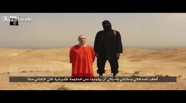 Fransız basınında da, militanlar arasında Ebu Abdullah el Faransi ismiyle bilinen 22 yaşındaki Normandiyalı Maxime Hauchard'ın videoda yer aldığı belirtildi.