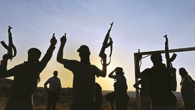 Şu an örgütü Suriye'de hem rejime, hem Özgür Suriye Ordusu'na hem de El Nusra'ya karşı savaşıyor. Lübnan'da da Şiilere karşı intihar saldırıları düzenliyor ve Irak'ta Maliki hükümetine karşı silahlı isyanın başını çekiyor.