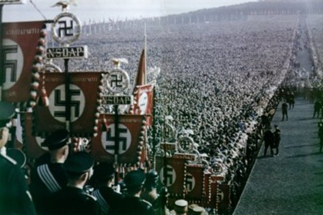 Böylece, ırk üstünlüğü, "ulusal topluluk" ve önderliğin baş köşeye oturduğu, bireyselliğin tamamen yok sayıldığı Nazi "dünya görüşü" (Weltanschauung) eğitim aracılığıyla çocuklara dayatıldı.