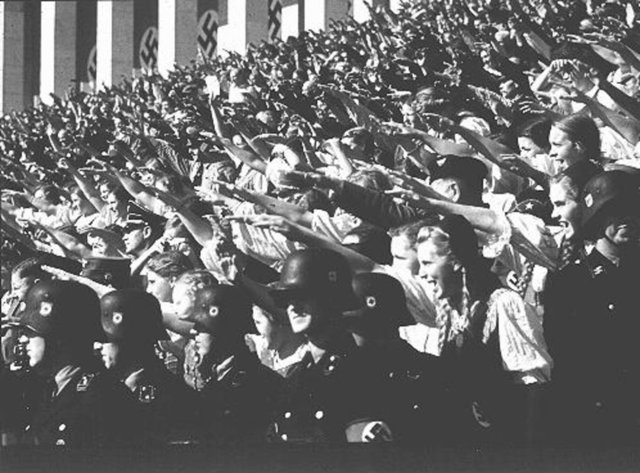 Küçük grupların en ünlüsü, Münih Üniversitesi öğrencilerinin "Beyaz Gül" hareketidir, bildiriler dağıtan grubun altı üyesi 1943'te idam edildi.