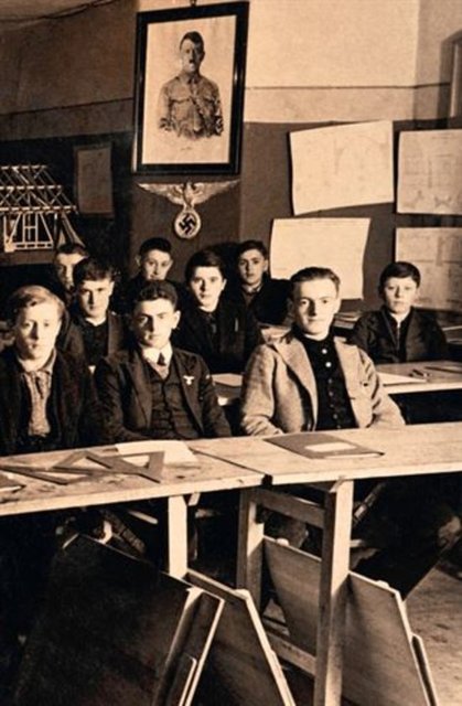 Nazi ideolojisinin özelliklerinden biri de köylülüğü yüceltmesiydi. Kitaplarda bununla ilgili pek çok görüntü ve hikâye yer alıyordu. Köy Halkı ve Tarım İşleri adlı bir okul kitabında (1939), köylü ailesi "gerçek aile modeli" olarak sunuluyordu.