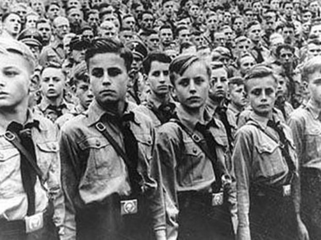 Ders kitaplarının başında Hitler'e selam - İlkokul okuma kitaplarının ilk sayfası "Heil Hitler" sözcükleriyle başlıyordu. Nazi sembolleri, en sıradan temaların içinde kullanılmaktaydı.