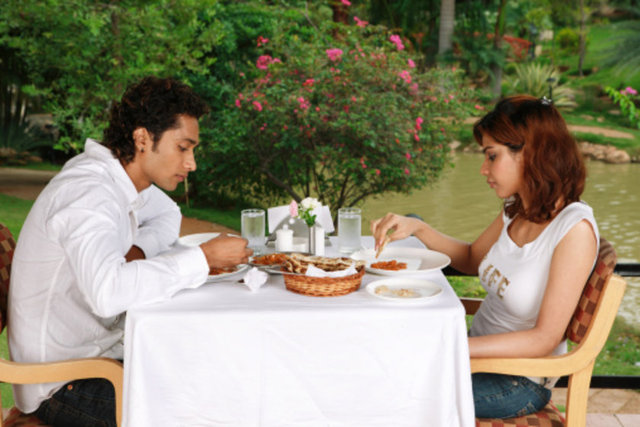 3. Sessizlik!  - Bu ilk buluşmalarda genelde olur. Bazen heyecan ve gerginlikten ama bazen de sizinle daha fazla konuşacak bir şey bulamadığından olabilir.