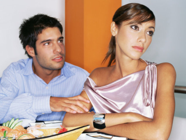 Hatta bu bazen bir arkadaşa kendini arattırıp "Acilen çıkmam gerek, arkadaşımın bana ihtiyacı varmış" gibi bir bahaneyle kaçmasıyla da sonlanabilir.