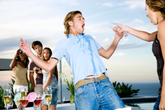 6.Üzerinize bir şey fırlatıp "Senden nefret ediyorum" dediyse  - İşte bu sonuncusu, randevunuzun gerçekten kötü gittiğine dair kesin bir örnek.  -