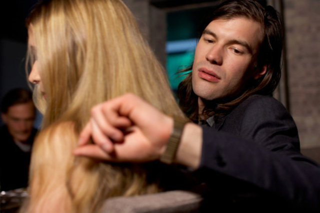 2. "Erken gitmesi gerekiyor"sa  Eğer randevunuzun üzerinden daha 5 dakika geçmesine rağmen ne kadar geç kaldığından bahsedip, erkenden gitmesi gerektiğini söylüyorsa bu iyiye işaret değil.