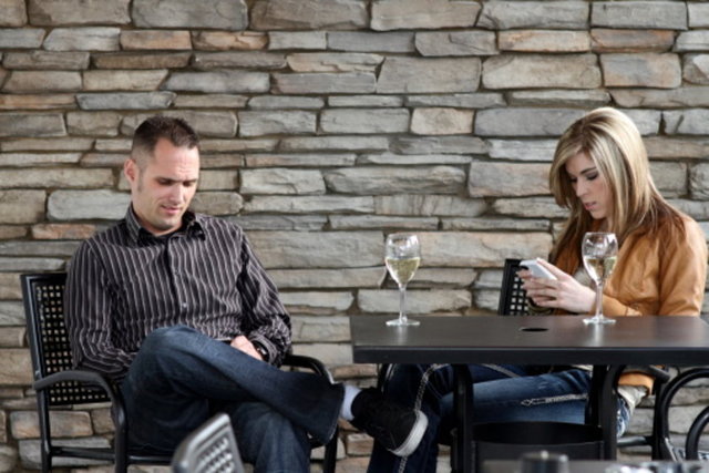 İkide bir saatine veya telefonuna bakıyorsa yanınızda vakit geçirebilmek için ekstra çaba sarf ediyor demektir.