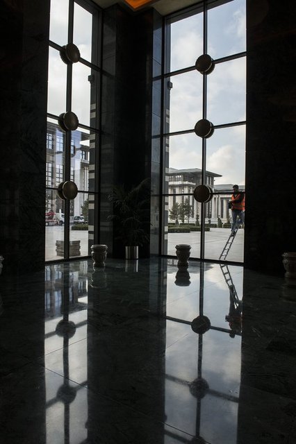 üyük bir süs havuzunun olduğu bahçeye üç büyük kapıyla açılan ve 20 ağaçla süslenen alanda, küçük kubbe şeklinde 35 aydınlatma bulunuyor.