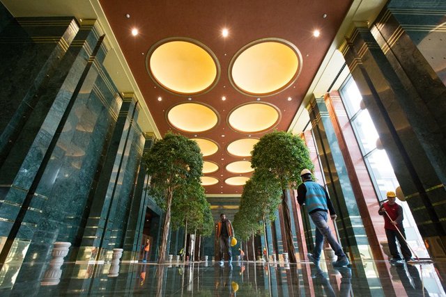 Resepsiyonun yapılacağı fuaye alanı ilk kez AA tarafından görüntülendi. Yer ve duvar kaplamalarında yeşil ve bordo granit kullanılan, yüksek tavanı dikkat çeken alan, ana binanın arka kısmında yer alıyor.