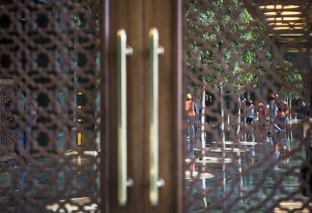 Resepsiyon için gönderilen davetiyelerde, önceki yıllardan farklı olarak kıyafet konusunda, "koyu renk" dışında bir sınırlama getirilmemesi de dikkati çekti.