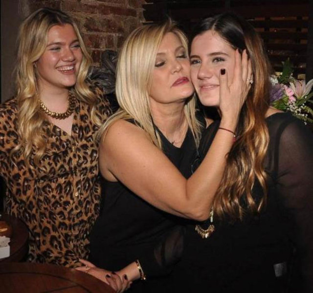 Derya Şensoy (Derya Baykal-Ferhan Şensoy'un kızı) : New York'ta Parsons The New School for Design'da illustrasyon eğitimi aldı. Okulun yıllık ortalama fiyatı: 40.000 USD