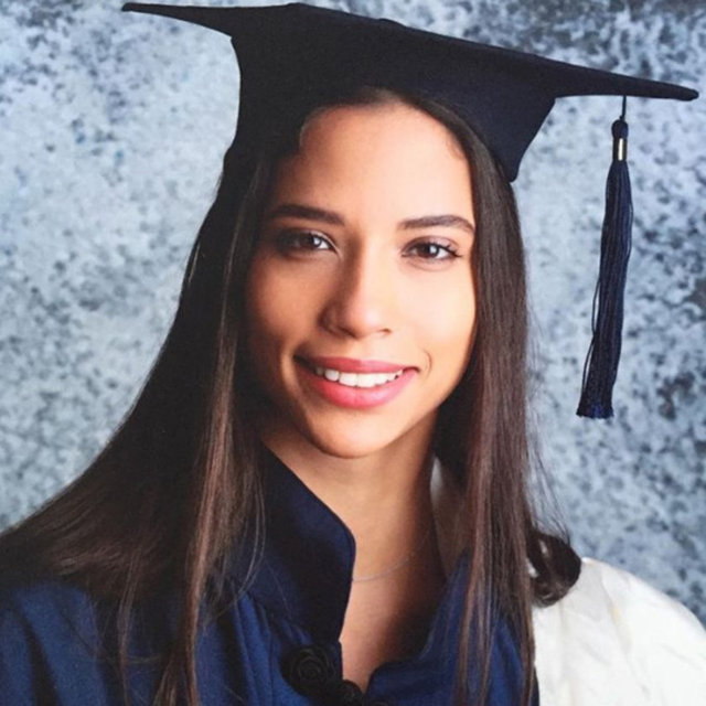 Nilüfer, kızının kepli fotoğrafını Instagram'da paylaştı ve altına "Ayse Nazlı benim biricik kızım. Bu sene mezun oluyor, seneye üniversite öğrencisi olacak. Zaman ne çabuk geçti. Ben hep çabuk büyüsün istedim. Bugünleri görebilmek, bu mutlulukları tadabilmek için... Daha çok yolumuz var. Allah sağlık verirse bu yolda hep yanında olabilmek en büyük isteğim..." notunu düştü.