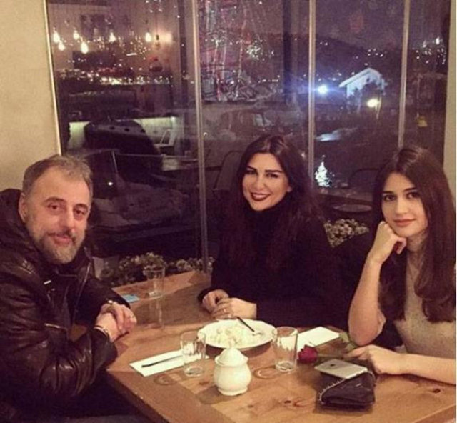 Oyuncu Selen Görgüzel eşi Hamdi Alkan ile birlikte kızı İlknaz'ın mezuniyet törenine katılmıştı.