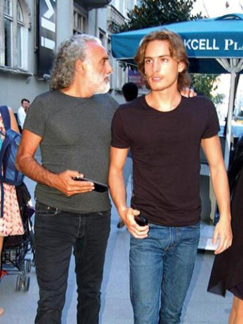 Cemo Çetin (Sinan Çetin ve Rebekka Has Çetin'in büyük oğlu): New York'ta SVA School of Visual Art'ta yönetmenlik okuyor. Henüz 19 yaşında olan Cemo, babasının izinden gidenlerden. Okulun yıllık ortalama fiyatı: 20.000 USD