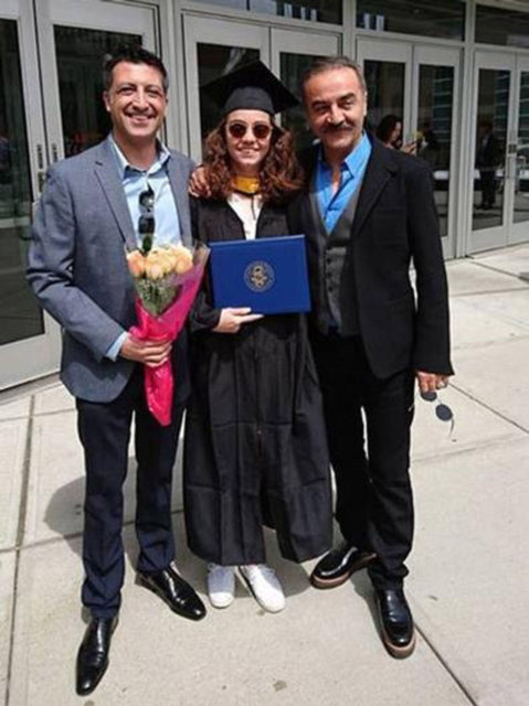 New York'ta Johnson and Wales Üniversitesi'nde aşçılık okuyan Berfin Erdoğan, geçen hafta cübbesini giydi. Kep töreninde Berfin'in babası Yılmaz Erdoğan, annesi Sanem Oktar ve Oktar'ın ikinci eşi Gökhan Öğüt vardı.