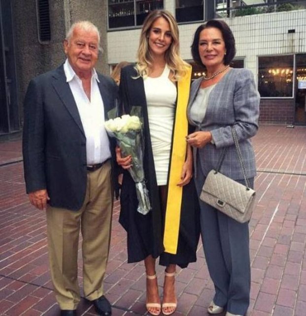 Diploma törenine anneannesi Hülya Koçyiğit, dedesi Selim Soydan da torunlarını yalnız bırakmadı. Aslışah'ın mutluluğunu fotoğraflayan annesi Gülşah Alkoçlar bu kareyi ınstagram'da 'Gururumuz' notuyla paylaştı.