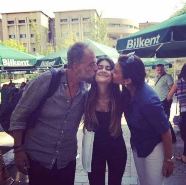 Daha dün gibiydi elinden tutup anaokuluna götürdüğüm günler... Ne çabuk büyüdün sen, Nazom... Mutluluğumu tarif edecek sevincimi anlatacak kelime bulamıyorum küçük kızım büyüdü de üniversiteli oldu bugün. Artık Ankara Bilkent İç Mimarlık öğrencisi evladım. Şükürüm mutluluğum umudum İlknaz'ım yolun bahtın açık olsun annem...