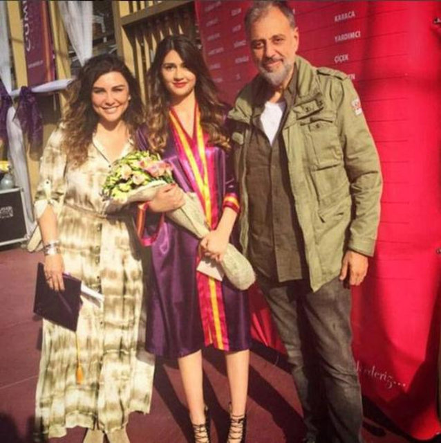 Liseyi bitiren kızını tebrik eden Görgüzel mutluluğunu şu sözlerle dile getirdi; "Allah herkese evladının böyle mutlu günlerini görmeyi nasip etsin... Şükürler olsun İlknaz'ım mezun oldu. Artık lise mezunu bir kız annesiyim... Rabbim üniversite mezuniyetlerini görmeyi nasip etsin. Şükür şükür şükür"