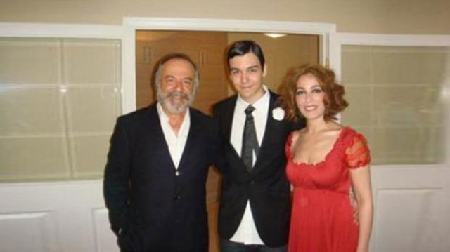 Hira Tekindor (Zerrin Tekindor ve Çetin Tekindor'un oğlu): Hira Tekindor, Londra'da Canterbury'de Kent üniversitesi sinema yönetmenliğini okudu.Okulun yıllık ortalama fiyatı: 16.000 GBP (Sterlin)