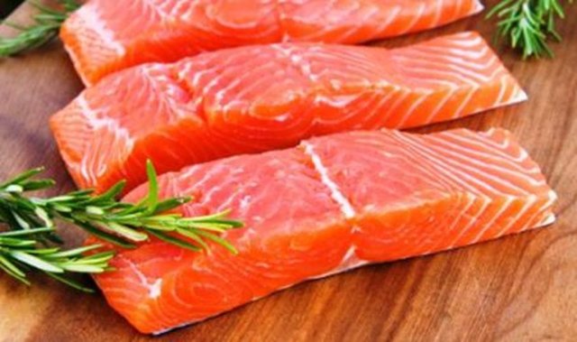 Öte yandan somon gibi Omega 3 asitleri yönünden zengin besinler, uzmanların sivilceye yol açtığını düşündüğü enfamasyonu azaltıyor.