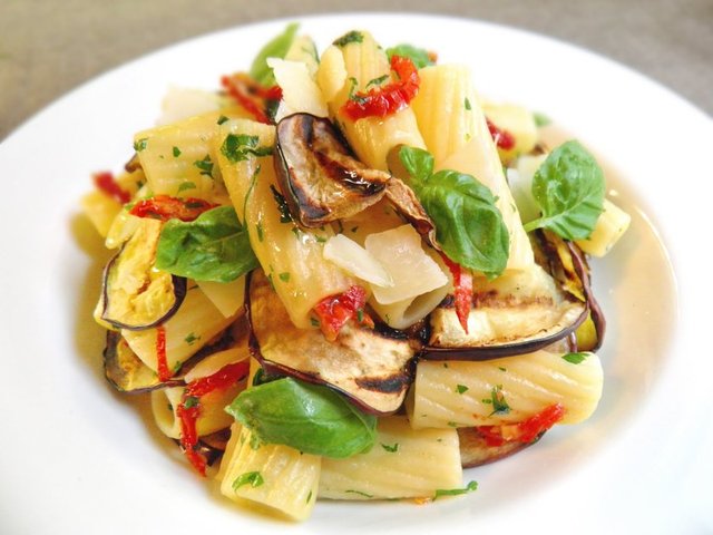 12. Beslenmede her şeyden önemli olan unsurun; çeşitlilik, denge ve aşırıya kaçmama olacağını asla unutmayın.