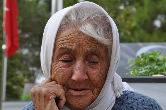 Ermenek'teki maden faciasında mahsur kalan işçilere ulaşma çabaları sürerken "Oğlum yüzme de bilmezdi, suyun içinde ne yaptı", "Gitti mi benim oğlan şimdi, saklamayın" cümleleriyle herkesi duygulandıran Ayşe ve Recep Gökçe çifti...