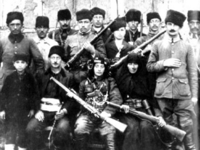 Çete Emir Ayşe: -  - Yunan askeri Aydın'a doğru geldiğinde, kocasından kalan tek hatıra elmas küpelerini bozdurup kendine bir tüfek almış ve Yörük Ali Efe'ye katılmıştı.