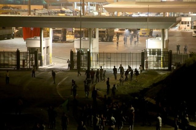 Habur Sınır Kapısı'nda kalabalık bir grup, karayoluyla Türkiye'ye gelecek olan peşmergeleri karşılamak için beklemeye başladı