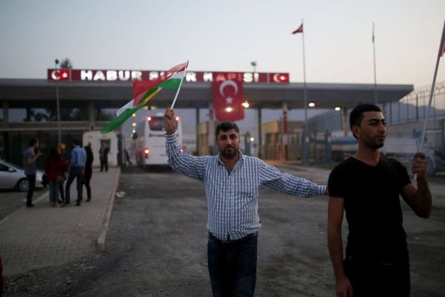 Habur Sınır Kapısı'nda kalabalık bir grup, karayoluyla Türkiye'ye gelecek olan peşmergeleri karşılamak için beklemeye başladı