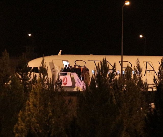 Erbil'den özel uçakla Türkiye'ye gelen 76 peşmerge, Türkiye sınırını geçerek, Kobani'ye girdi.