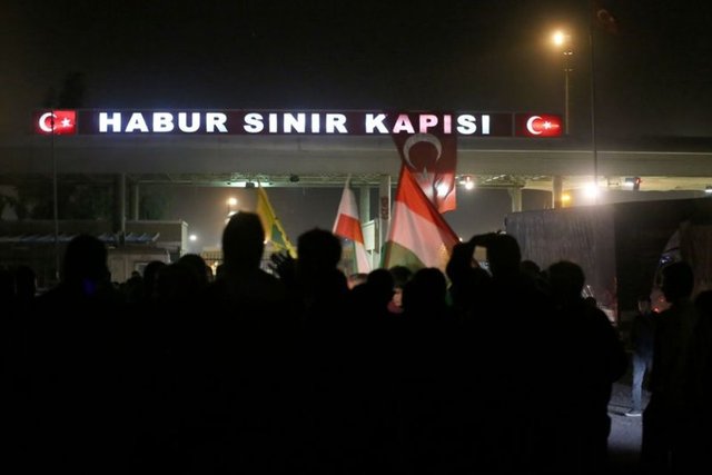 Habur Sınır Kapısı'nda kalabalık bir grup, karayoluyla Türkiye'ye gelecek olan peşmergeleri karşılamak için beklemeye başladı