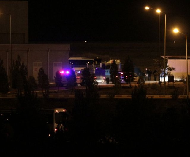 Erbil'den özel uçakla Türkiye'ye gelen 76 peşmerge, Türkiye sınırını geçerek, Kobani'ye girdi.