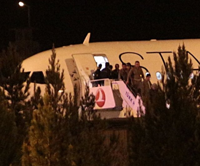 Erbil'den özel uçakla Türkiye'ye gelen 76 peşmerge, Türkiye sınırını geçerek, Kobani'ye girdi.