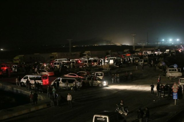 Habur Sınır Kapısı'nda kalabalık bir grup, karayoluyla Türkiye'ye gelecek olan peşmergeleri karşılamak için beklemeye başladı