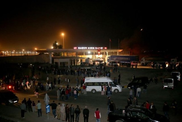 Habur Sınır Kapısı'nda kalabalık bir grup, karayoluyla Türkiye'ye gelecek olan peşmergeleri karşılamak için beklemeye başladı